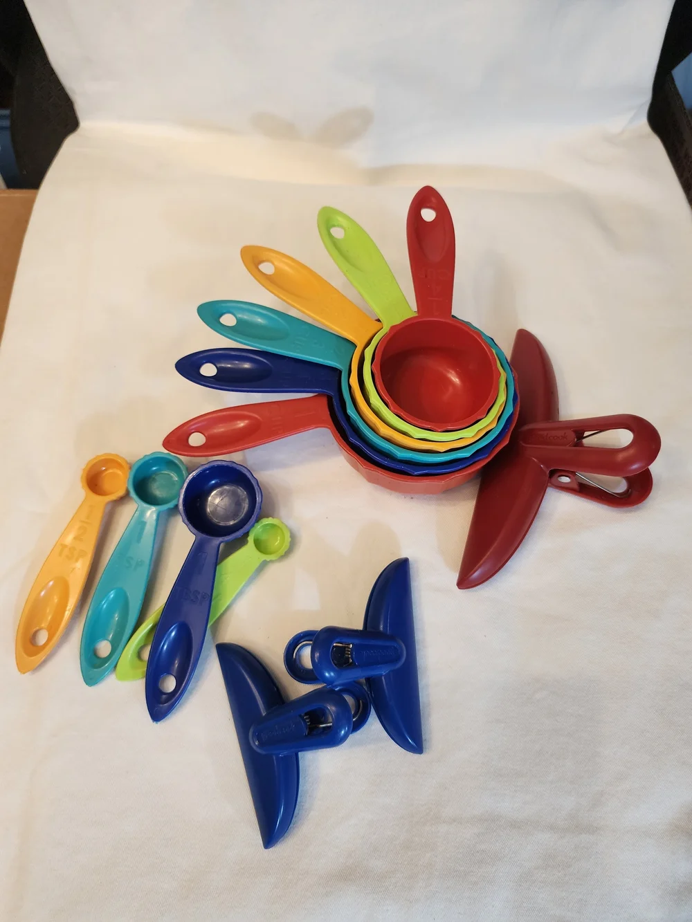 Colorful Measuring Cups and Spoons Set and Chip Clips